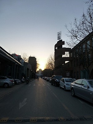 Die Hauptstraße am Abend