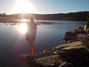 Man post vor der Sonne