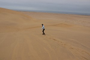 Sandboarden in der Namib. Und ich kann das auch noch.