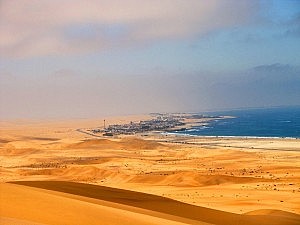 Blick aus der Namib auf Walvis Bay 