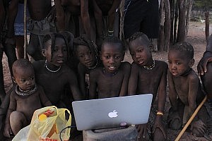 Pedro hat eine Dokumentation über die Himba in diesem Dorf gedreht. Wir fahren vorbei und zeigen ihnen den Film.