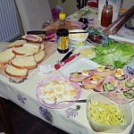 Schnittchen werden geschmiert..