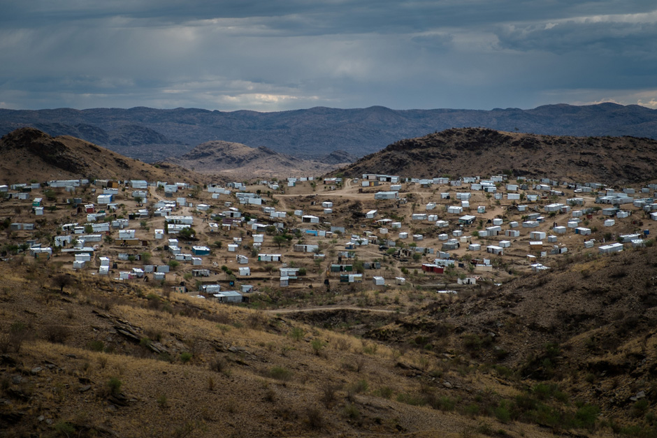 Blick auf eine Wellblechsiedlung in Katutura. Der Ort entstand ab 1959 als Vorstadt von "Windhoek, hierher wurde die schwarze Bevölkerung zwangsumgesiedelt. Nach der herrschenden Apartheidspolitik sollte Windhoek eine "weiße" Stadt werden. Übersetzt bedeutet Katutura: "Der Ort, an dem wir nicht leben wollen"." | © Christian Bobst http://www.zeit.de/gesellschaft/zeitgeschehen/2014-11/namibia-prostitution-windhoek-priester-fs/seite-2