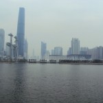 Vom anderen Ufer mit Blick auf Wasserspiele; im Rücken ist der Canton Tower