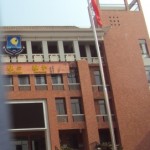 Die Flagge und das Schullogo; auf dem Weg von meiner Wohnung zur Schule.