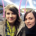 Laura und Renee im Bus zum Kino.