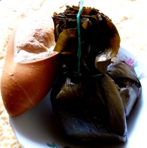 Tamal mit Brötchen