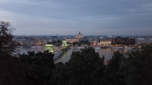 Die Kettenbrücke in der Abenddämmerung