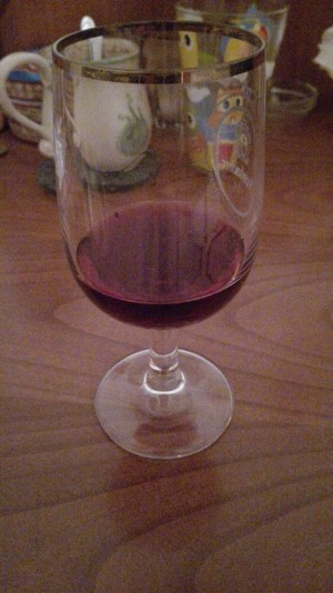 Rotwein aus meiner Gegend, stilecht in einem Bierglas