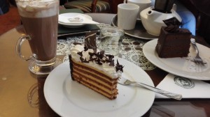 Karamelltorte im Ruszwurm und dazu eine heiße Schokolade - irgendwie vergesse ich immer ein Foto zu machen, bevor ich anfange zu essen, Sorry!