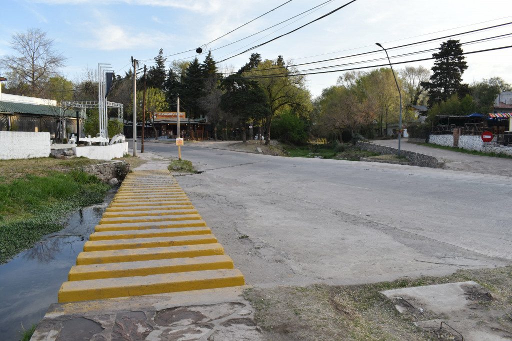 Gelbe Flussquerung des Arroyo El Sauce An der Avenida Julio A. Roca.