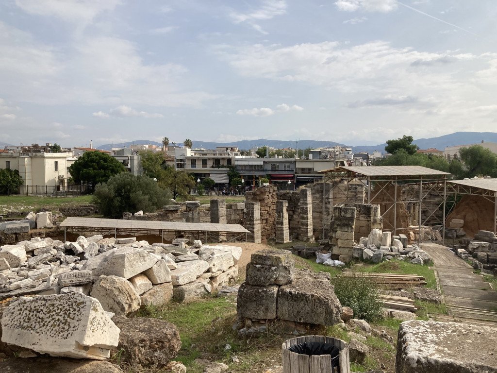 Am Sonntag letzte Woche bin ich mit ein paar anderen Freiwilligen nach Eleusis (Neugriechisch Elefsina) gefahren und wir haben uns das Demeterheiligtum angesehen.