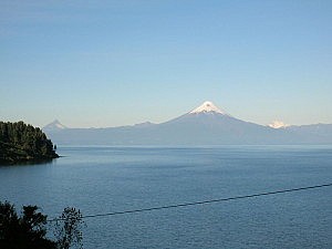 800px-VolcanOsorno-LagoLlanquihue