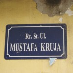 alle Straßenschilder sind quasi dreisprachig - die Abkürzung für Straße auf Albanisch, Englisch und Serbisch
