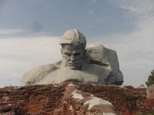 Dieser Kopf begrüßt dich,sobald du durch das Tor der Festung Brest schreitest.