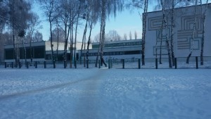 Das Gymnasium Nr. 2 an einem wundervollen Wintertag