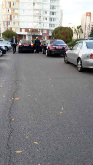 Lauter rote Diplomatenkennzeichen vor der Botschaft..