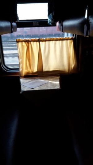 Aufgrund meiner mangelnden Sprachkentnisse habe ich ein Bett und keinen Sitz im Zug reserviert. Dafür hatte ich das Abteil alleine.
