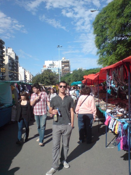 Oreos, Limonensaft und n arschcooler Typ. YO! Im Hintergrund is ne Feria( sowas wie Flohmarkt) gibts an jedem größeren Platz am Wochenende.