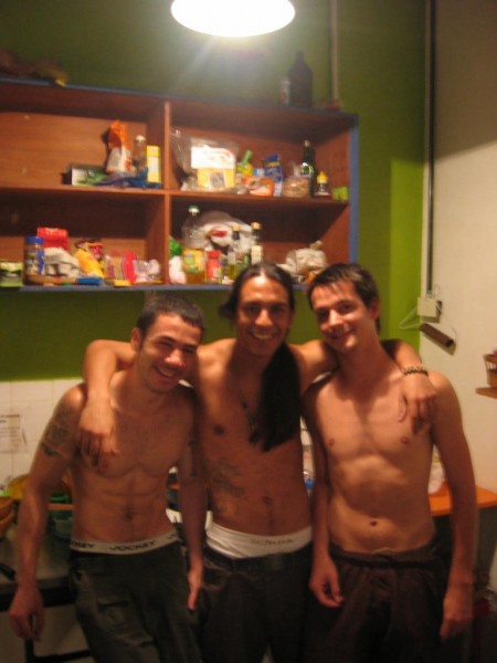 Beim Kochen: Rodrigo (Mitbewohner), Douglas (Stammgast) und das Muskelpaket ganz rechts bin ich (Hey Ladies!) 