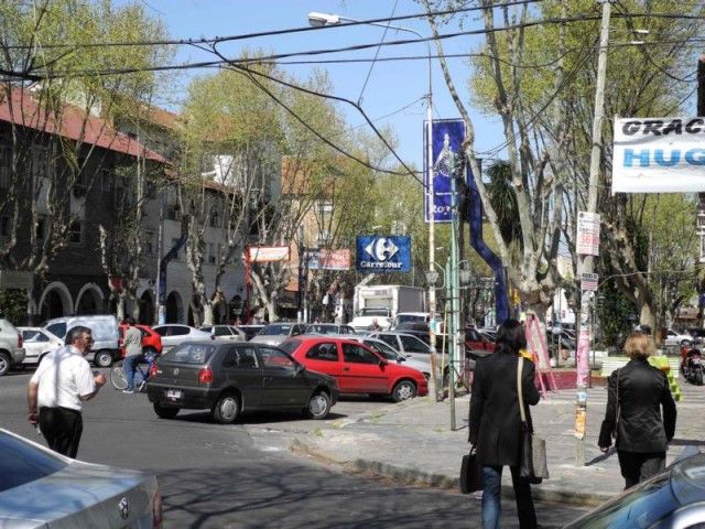 Die Einkaufsstraße mit Carrefour und McDonalds etc.