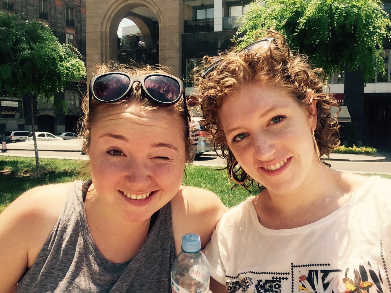 Jerewan ist eine Peter-Pan-Stadt. Hier sind Erwachsene Kinder: Sie zielen mit Wasserpistolen aus ihren Autos, schmeißen Wasserbomben vom Balkon und kippen Eimer über Passanten.