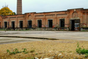 eine leerstehende Fabrik am Rande der Stadt