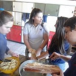 Und wenn sie an die Oberfläche kommen, werden sie mit einem Schaumlöffel herausgefischt