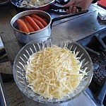 Geriebener Käse und Saitenwürste