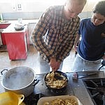 Spätzle werden mit Käse, Zwiebeln, Pfeffer und etwas Öl angebraten