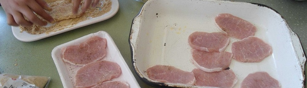 Schnitzel in Eigelb und Paniermehl wenden