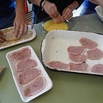 Schnitzel in Eigelb und Paniermehl wenden