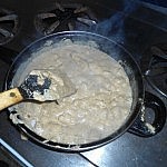 Die Soße mit den Champignons und der Sahne einige Minuten köcheln lassen