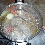 Variante 2. Hier sieht man die ganze Zwiebel und die Paprika im Topf schwimmen. Das Fleisch wird hier nicht vorher angebraten, sondern gekocht.