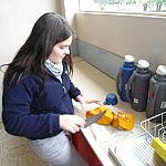 Kürbis in kleine Stücke schneiden