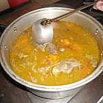 Hier sind schon einige Gemüsesorten in den Topf gegeben worden