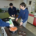 Pommes vorbereiten und Heißwürstchen erhitzen