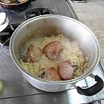 Kassler in dem Sauerkraut einige Minuten kochen lassen