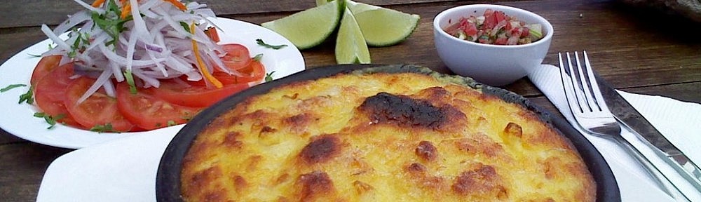 Pastel de Choclo, Quelle:http://www.google.cl/imgres?um=1&hl=es&safe=off&sa=X&biw=1366&bih=667&tbs=isz:l&tbm=isch&tbnid=uC32fIRX-QMyBM:&imgrefurl=http://mezzcolanza.blogspot.com/2011/11/pastel-de-choclo-mazorca.html&docid=gBa3X88qwmQ7BM&imgurl=http://4.bp.blogspot.com/-5tFgJkkWBFI/TrXJ8kwFbYI/AAAAAAAABew/mOTuNLQQ_1o/s1600/durazno%252B005.jpg&w=1600&h=1200&ei=lxbMT9jfOonh0QHo7oh8&zoom=1&iact=rc&dur=388&sig=117453515310187805946&page=2&tbnh=142&tbnw=217&start=19&ndsp=23&ved=1t:429,r:19,s:19,i:220&tx=169&ty=82