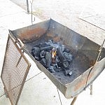 Grill wird angezündet