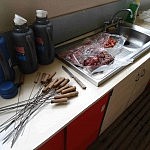 Das Fleisch und die Spieße Das Fleisch und die Spieße