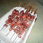 Fertig bestückte Fleischspieße