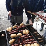 Anticuchos und Brot auf dem Grill