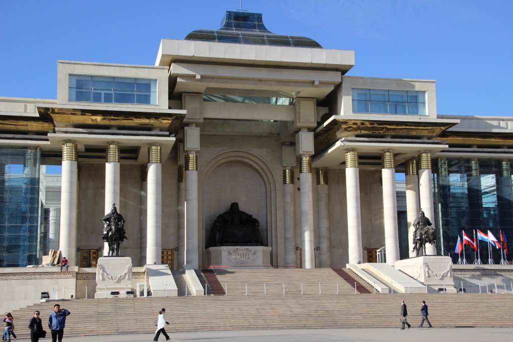 Regierungs- und Parlamentgebäude mit Dschingis Khaan Statue