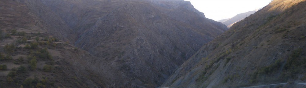 Serpentine auf dem Weg von Chorog nach Duschanbe