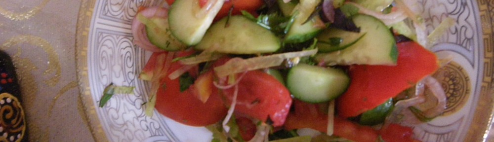 typischer Salat: Tomate, Gurke, Zwiebel