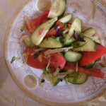 typischer Salat: Tomate, Gurke, Zwiebel
