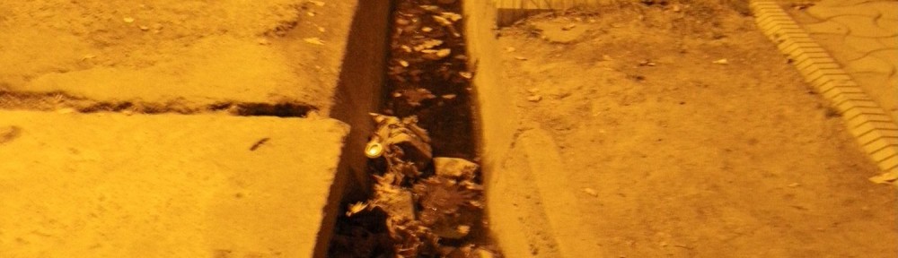 Straßengraben in Duschanbe bei Nacht