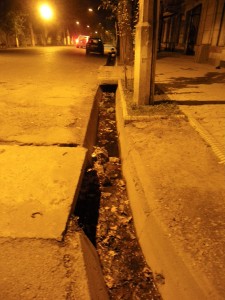 Straßengraben in Duschanbe bei Nacht