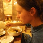 Lena mit einer südkoreanischen Nudel-Suppe